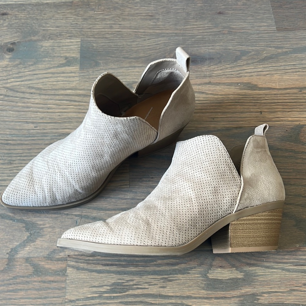 Universal threads shoes